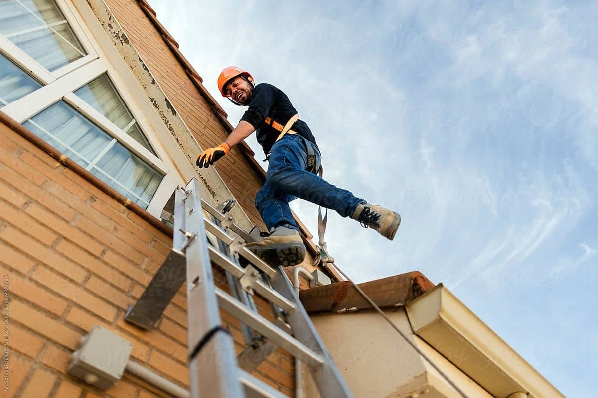 Een adviseur op een ladder bij een woning