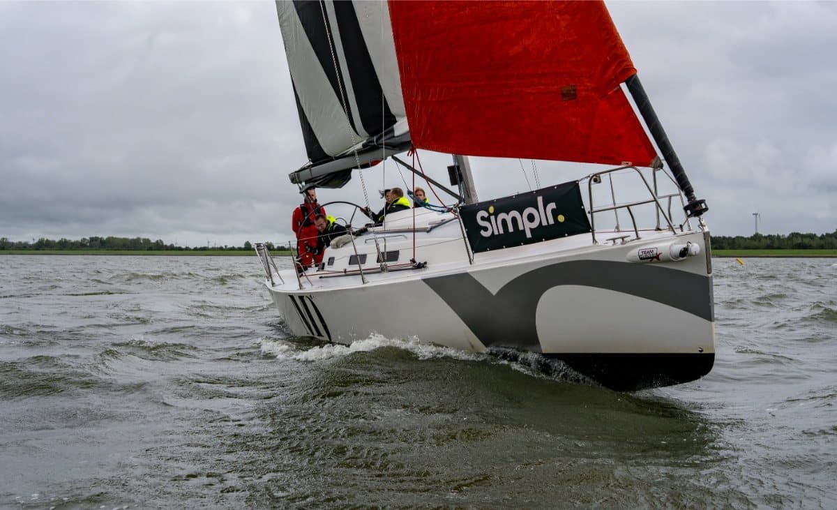 De SIMPLR-boot onder zeil