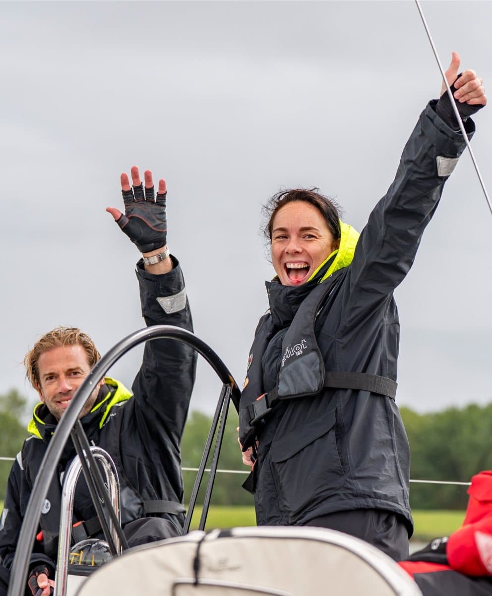 Twee teamleden van SIMPLR juichen aan dek