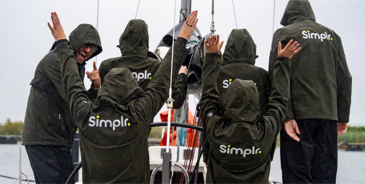 Het SIMPLR-team in SIMPLR-jassen aan boord